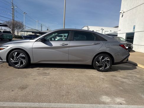 Used 2025 Hyundai Elantra Sport image 2