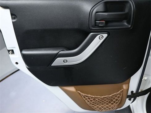 Used 2017 Jeep Wrangler Unlimited Sahara w/ Connectivity Group image 38