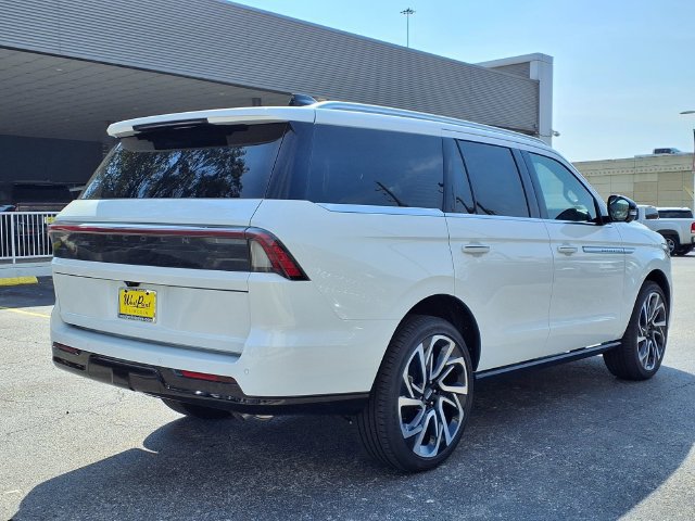 New 2027 Lincoln Navigator Reserve AWD/4WD image 2