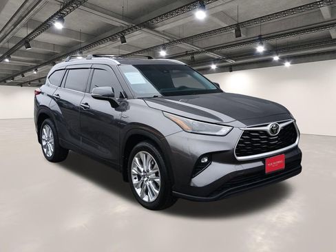 Used 2022 Toyota Highlander XLE FWD image 2