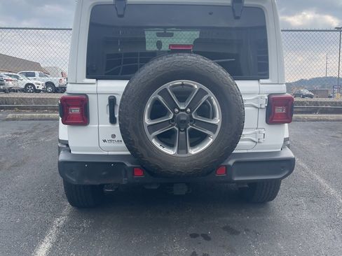 Used 2018 Jeep Wrangler Unlimited Sahara image 12