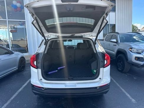 Used 2024 GMC Terrain SLE w/ Driver Convenience Package FWD image 18