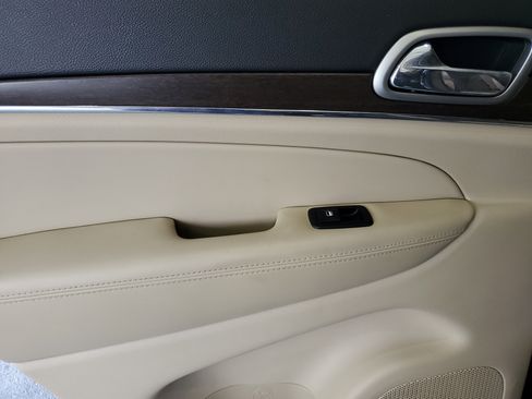 Used 2018 Jeep Grand Cherokee Limited image 13