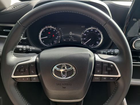Used 2024 Toyota Highlander LE image 30