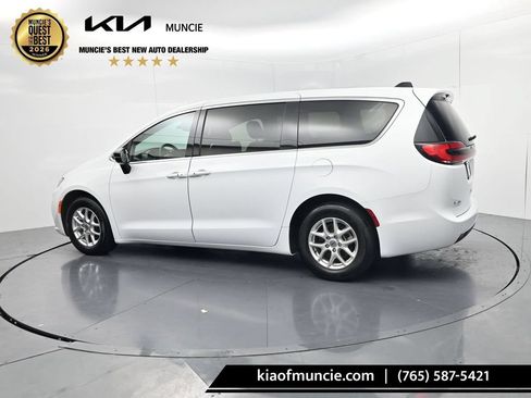 Used 2025 Chrysler Pacifica Select FWD image 5