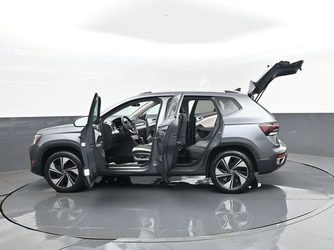 Used 2025 Volkswagen Taos SE AWD/4WD image 30