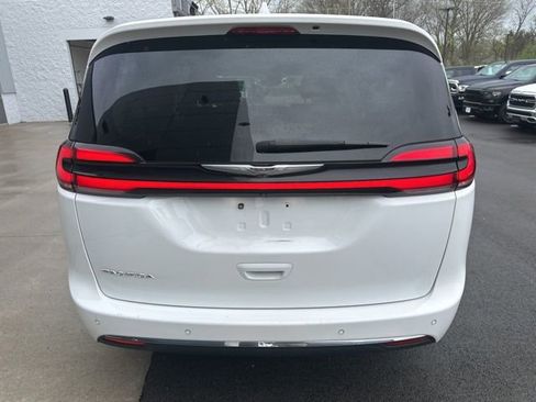 Used 2022 Chrysler Pacifica Touring-L image 4