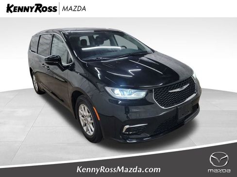 Used 2024 Chrysler Pacifica Touring-L image 1