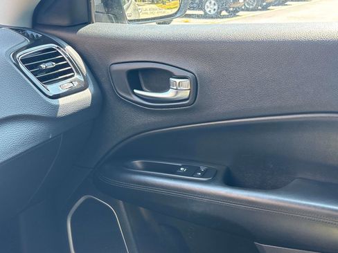 Used 2020 Jeep Compass Latitude image 27