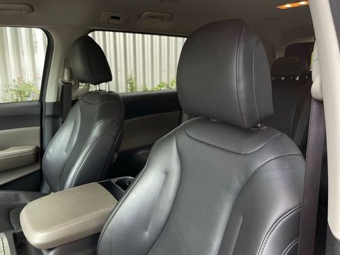 Used 2025 Kia Carnival FWD image 24