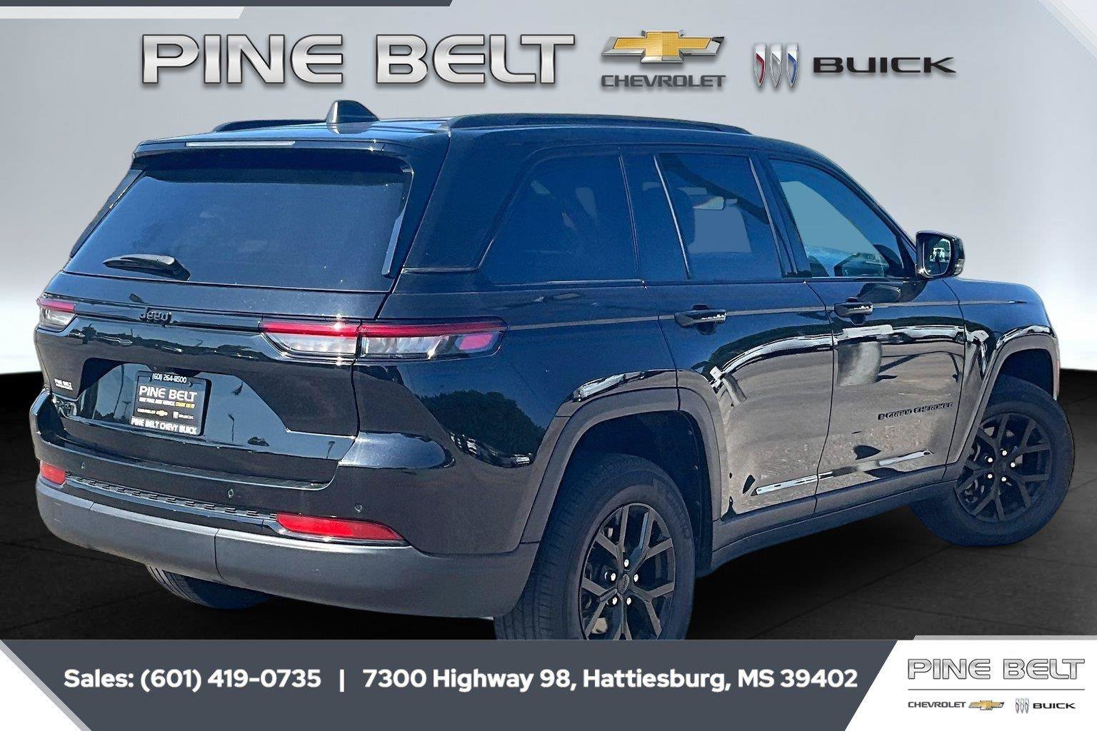 Used 2025 Jeep Grand Cherokee Altitude AWD/4WD image 11