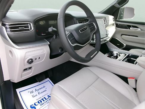 Used 2025 Jeep Wagoneer 4WD image 14