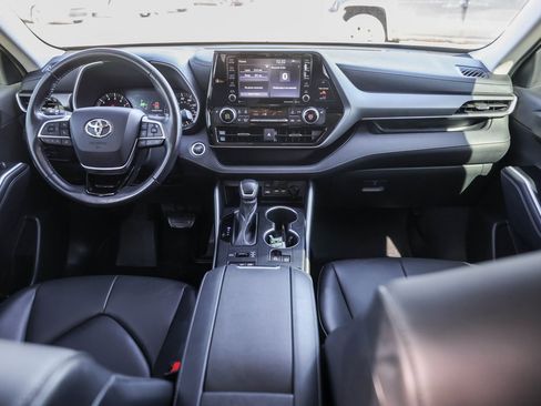 Used 2020 Toyota Highlander XLE image 27