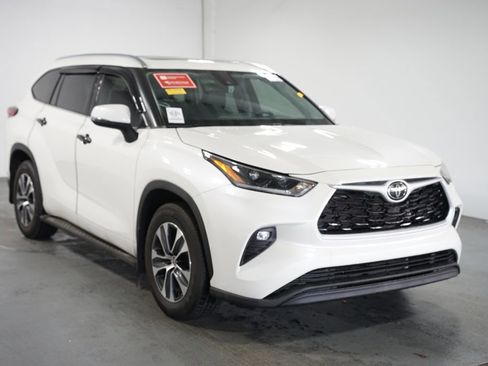 Certified 2021 Toyota Highlander XLE image 3