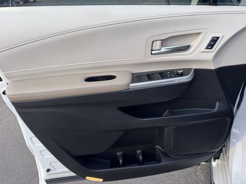Used 2024 Toyota Sienna Limited image 23