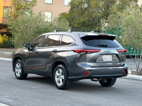 Used 2021 Toyota Highlander LE FWD image 5