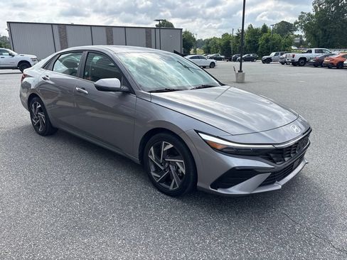 Used 2025 Hyundai Elantra Limited FWD image 9