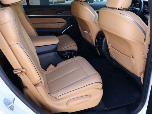 Used 2024 Jeep Grand Cherokee L Summit AWD/4WD image 18