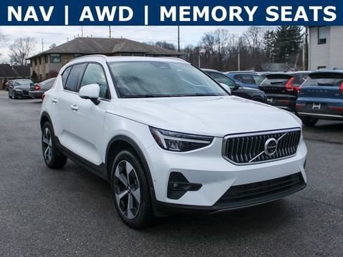 Used 2025 Volvo XC40 B5 Plus image 2