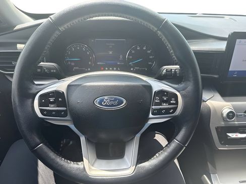Used 2022 Ford Explorer XLT w/ Equipment Group 202A AWD/4WD image 16