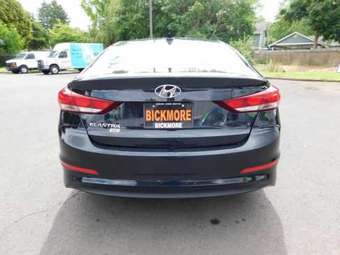 Used 2017 Hyundai Elantra SE FWD image 18
