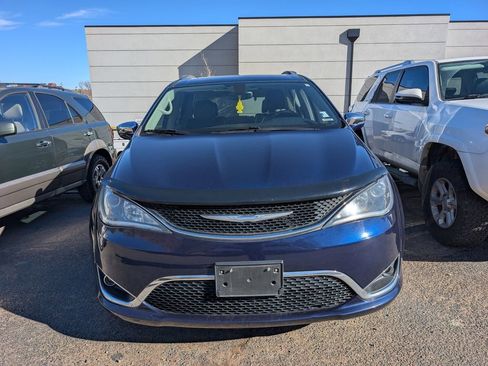 Used 2018 Chrysler Pacifica Limited image 10