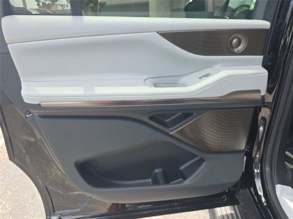New 2027 Lincoln Navigator L Black Label RWD image 12