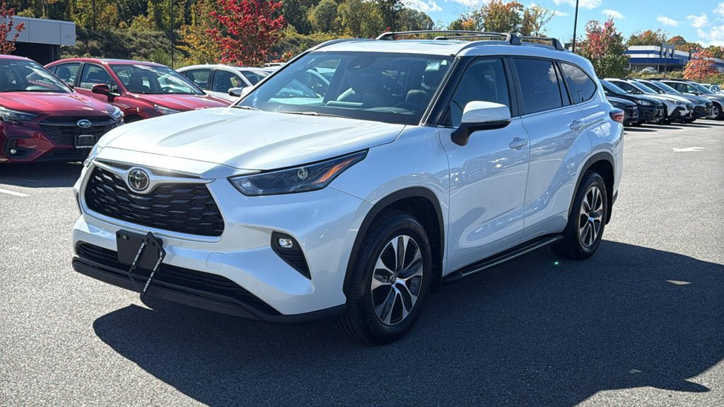 Used 2023 Toyota Highlander XLE AWD/4WD image 3