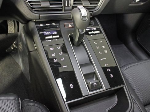 Used 2025 Porsche Macan image 28