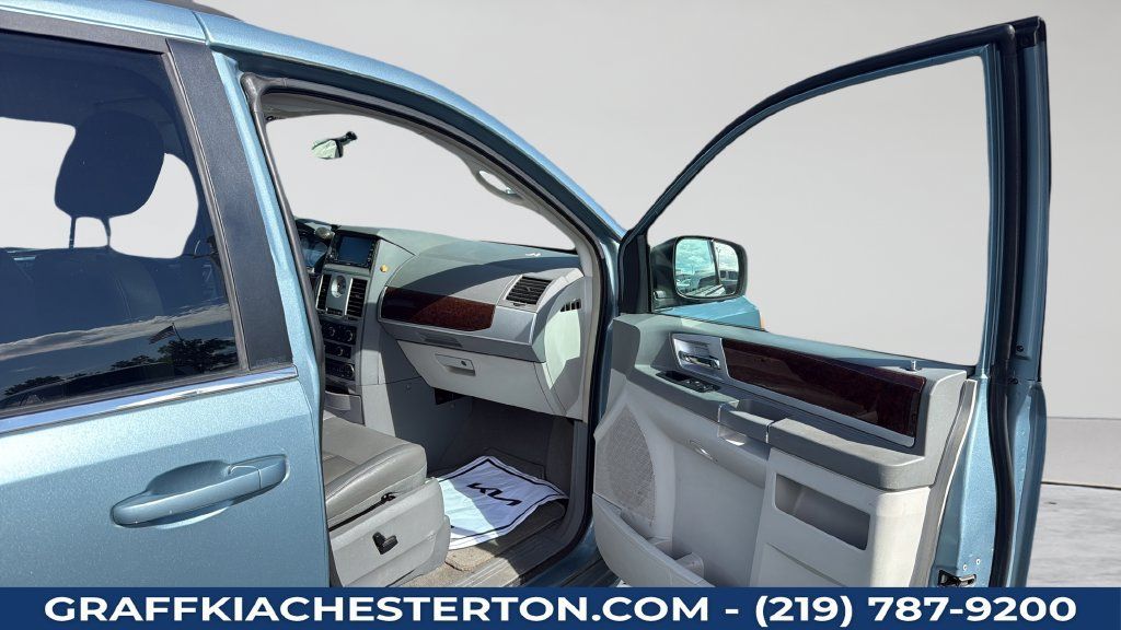 Used 2010 Chrysler Town & Country Touring FWD image 14
