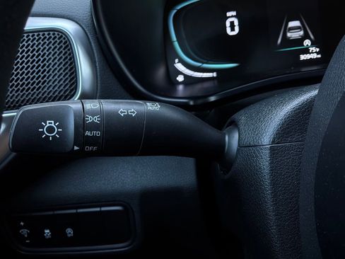 Used 2025 Kia Soul LX w/ LX Technology Package FWD image 33