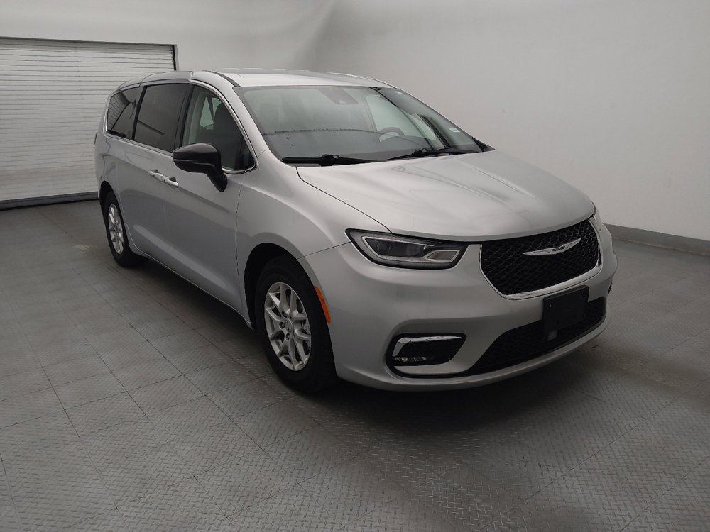 Used 2024 Chrysler Pacifica Touring-L FWD image 13