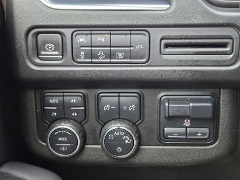 Used 2022 Chevrolet Suburban Z71 w/ Z71 Off-Road Package image 23