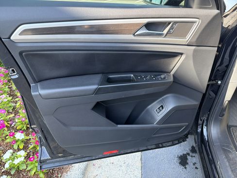 Used 2019 Volkswagen Atlas SE w/ Panoramic Sunroof Package FWD image 16