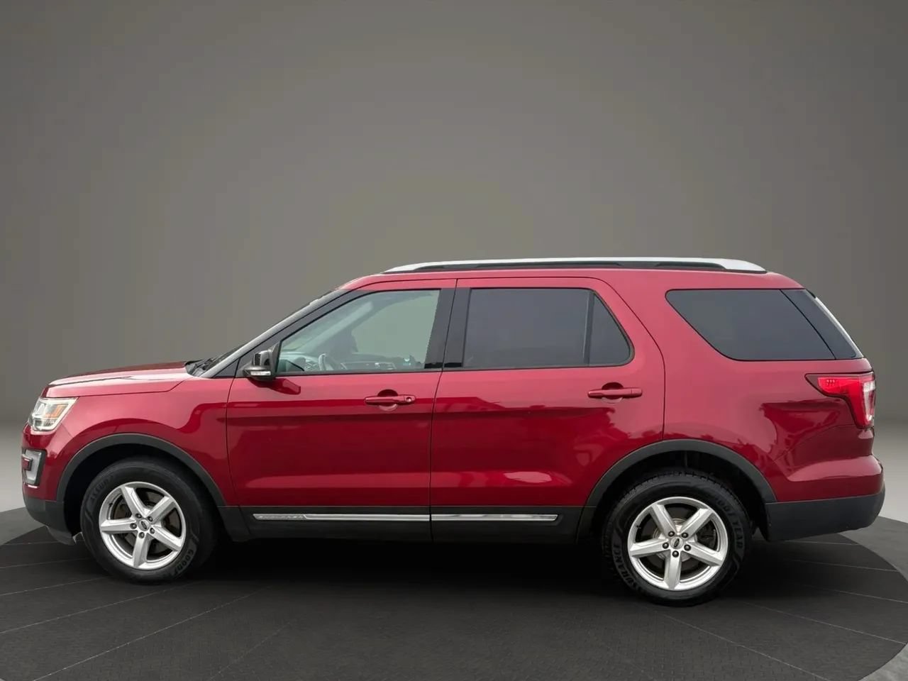 Used 2017 Ford Explorer XLT w/ Equipment Group 202A AWD/4WD image 2