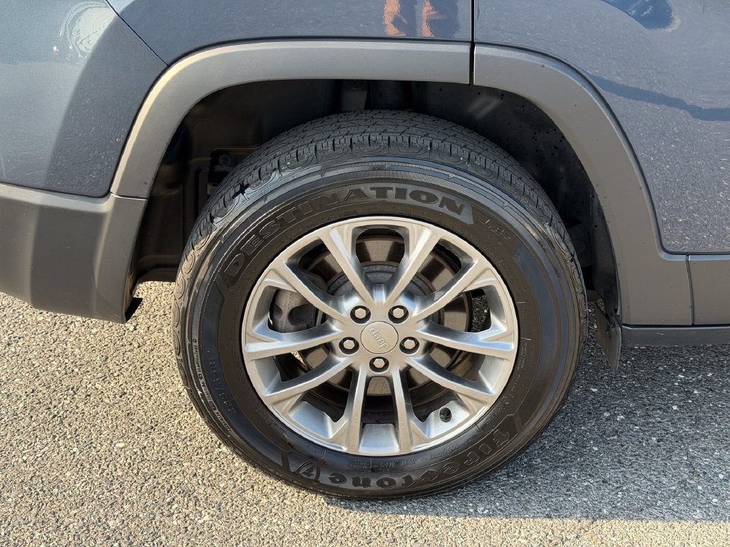 Used 2020 Jeep Cherokee Latitude Plus w/ Cold Weather Group AWD/4WD image 12