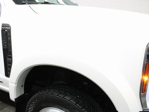 Used 2025 Ford F450 Platinum w/ FX4 Off-Road Package image 39