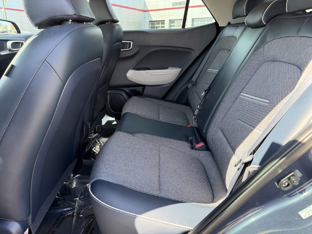 Used 2022 Hyundai Venue Limited FWD image 7