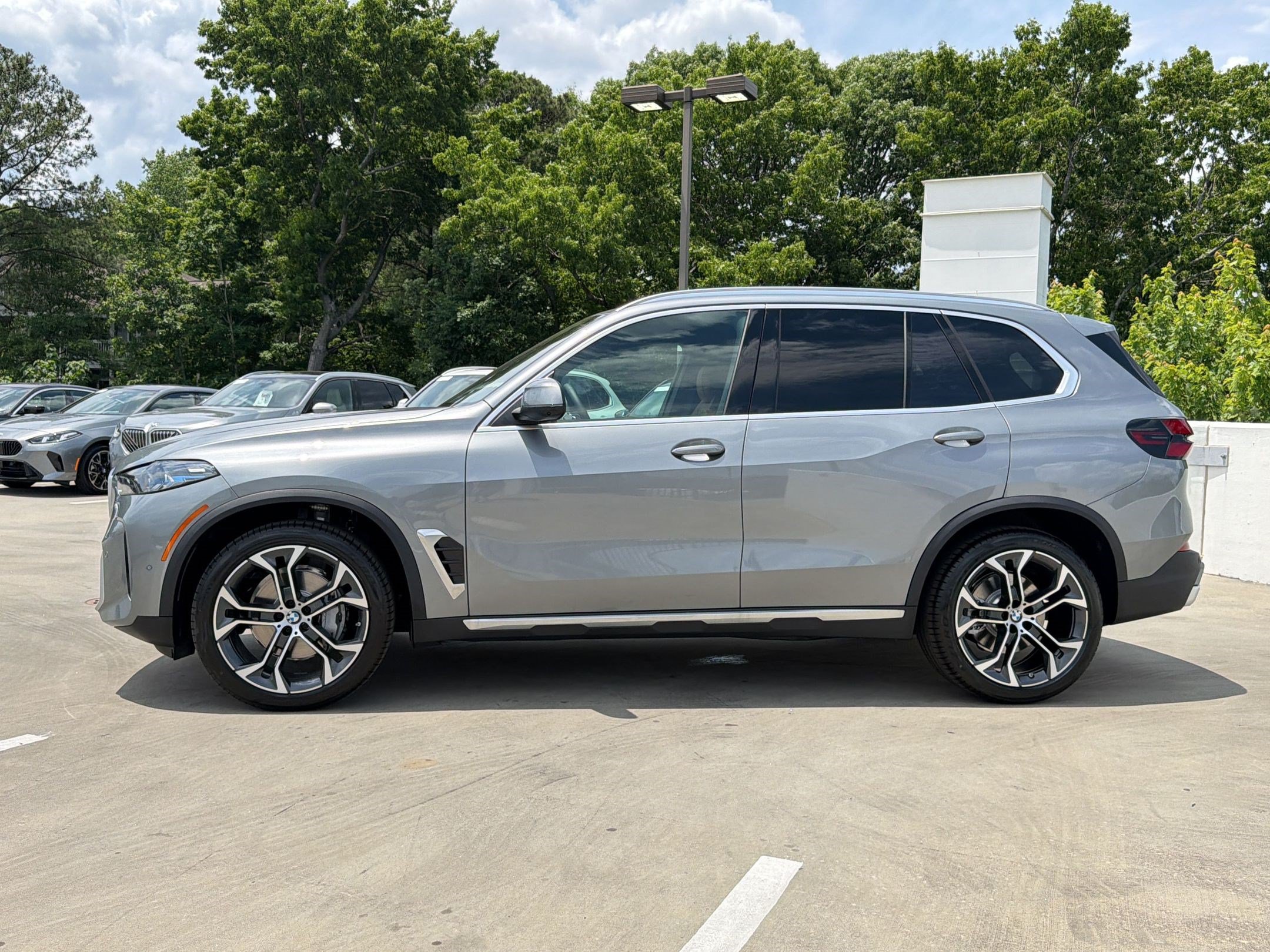 Used 2026 BMW X5 xDrive40i w/ Premium Package AWD/4WD image 2