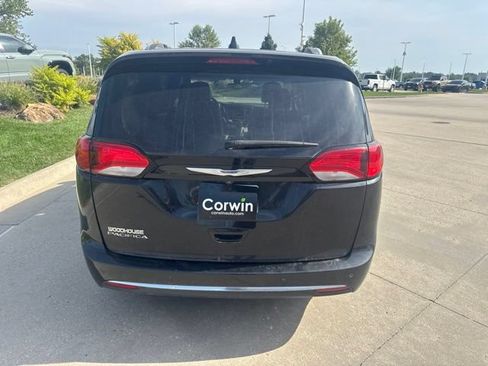 Used 2018 Chrysler Pacifica Touring-L w/ Tire & Wheel Group FWD image 8