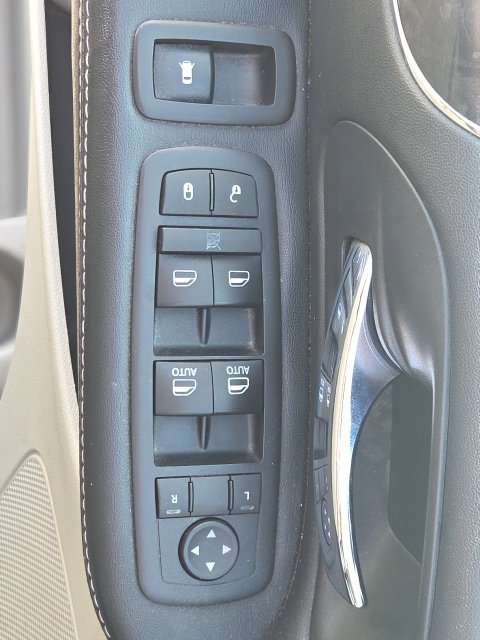Used 2016 Chrysler Town & Country Touring FWD image 24
