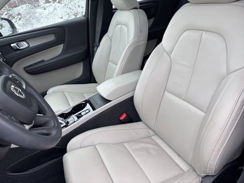 Used 2023 Volvo XC40 B5 Plus w/ Protection Package Premier image 17