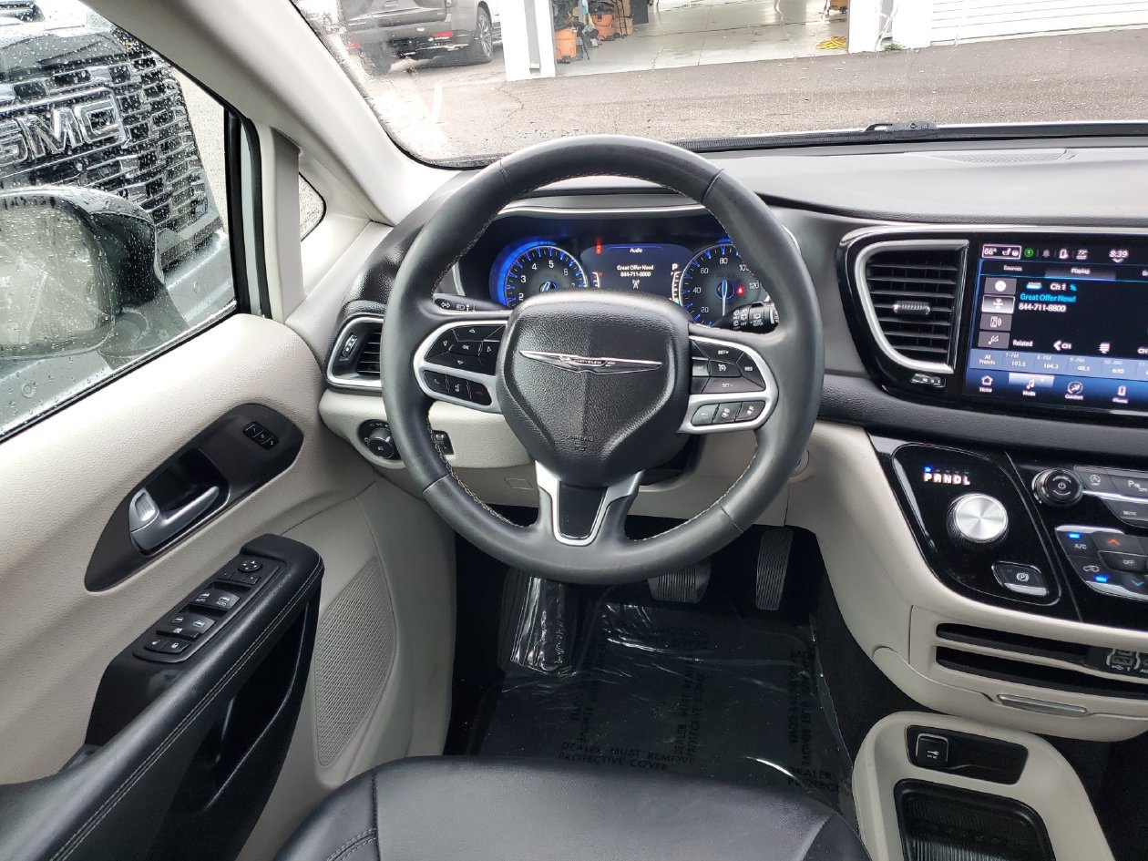 Used 2024 Chrysler Pacifica Touring-L FWD image 11