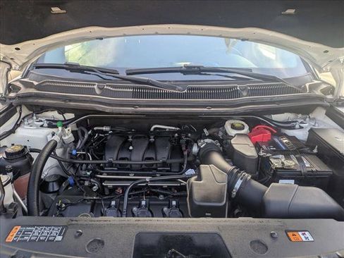 Used 2018 Ford Explorer XLT image 24