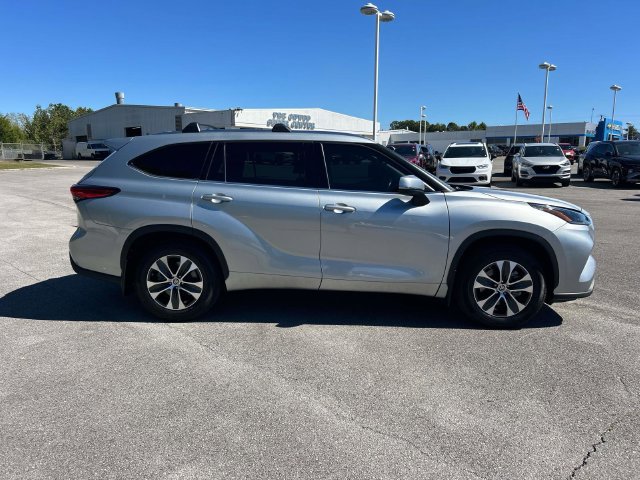 Used 2021 Toyota Highlander XLE FWD image 2