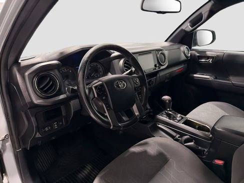 Used 2018 Toyota Tacoma TRD Sport AWD/4WD image 8