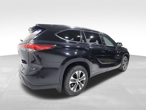 Used 2021 Toyota Highlander XLE AWD/4WD image 3