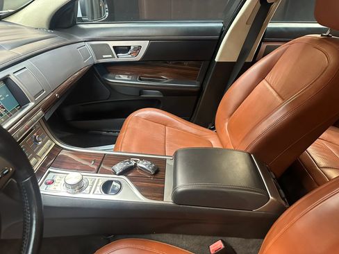 Used 2011 Jaguar XF Premium RWD image 16