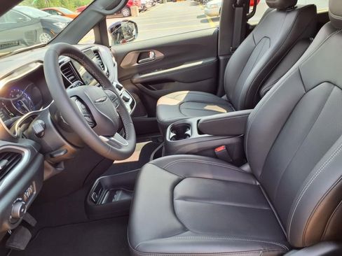 New 2026 Chrysler Pacifica Select image 14