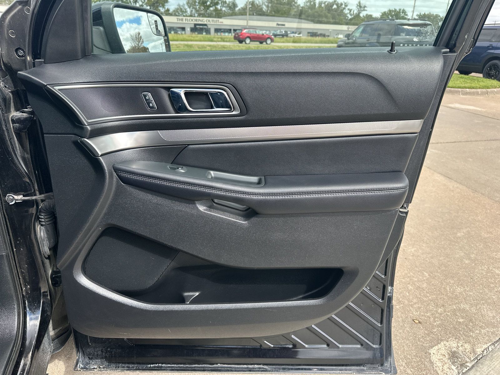 Used 2018 Ford Explorer XLT w/ Equipment Group 202A AWD/4WD image 29